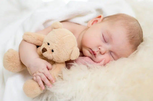Dein Baby weint und schreit im Schlaf – Tipps und Tricks!