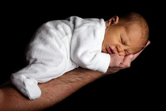 Das Baby schläft nur auf dem Arm? – Hilfreiche Tipps und Tricks