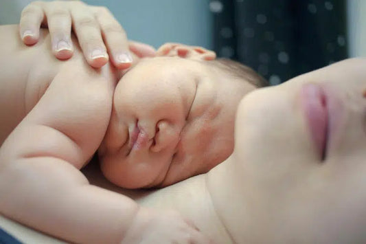 Baby schläft unruhig – Ursachen und Tipps